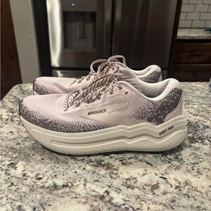 Brooks Women's Sneakers - Soft Pink and Black